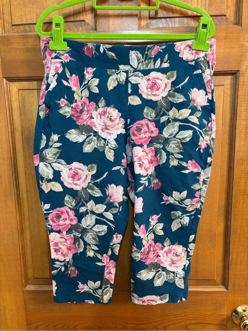 Torrid size 2 EUC pedal pusher pocket leggings in teal/ pink flowers.